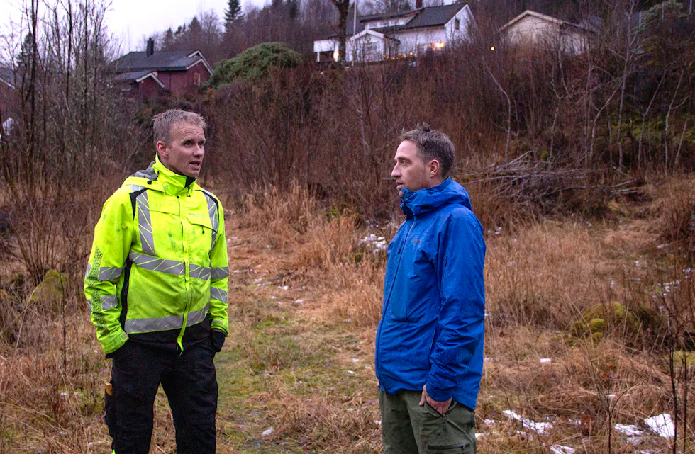 KNYTA SAMAN: Eit av bustadfelta Kenneth Gjerde (t.h.) og Frode Odland ser for seg, er tenkt plassert rett ved enden av Reistadstølen, som ein ser i bakgrunnen. Her ønskjer dei at ein ny veg skal knyta dei to områda saman.
