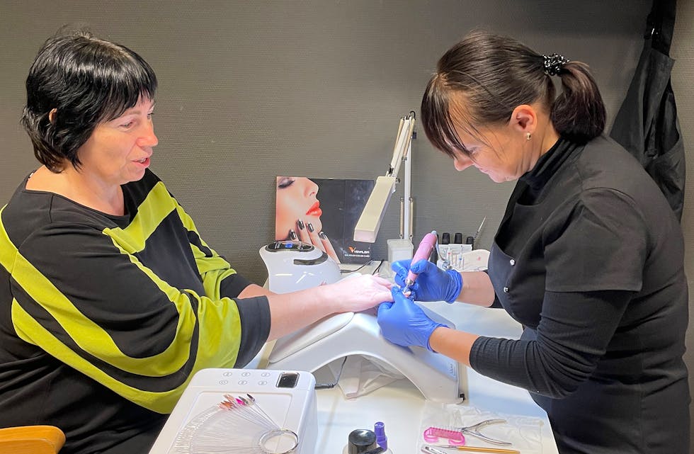 FINE NEGLAR: Då Samningen var innom, var det Heidi Gjerde som hadde teke turen for å få stelt neglane sine hos Ilona Lukasenoka.