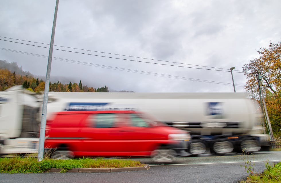 VIL IKKJE MERKA: På Ådland har det kome lys som skal gjera dei mjuke trafikantane synlegare. Fylkeskommunen meiner kvite striper kan auka talet på ulukker her.