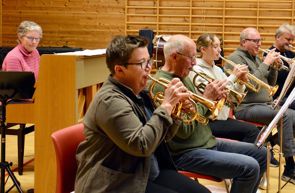 SNART KLARE: I desse dagar legg Tysse og Nordbygda musikklag med gjestar siste finpuss på helgas musikalkonsert. Her frå øvinga sist veke.