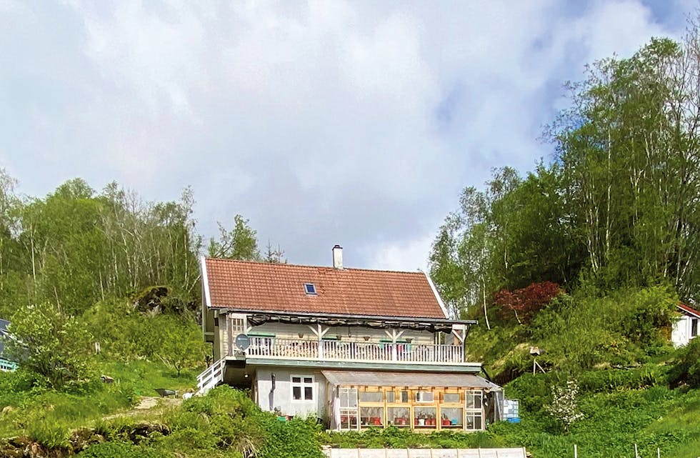 TIL SALS:
Guleiksgarden ligg vakkert til på Tveit, og har dei seinare åra vore nytta til både dyrehald, økologisk dyrking, kafé og kulturarrangement..