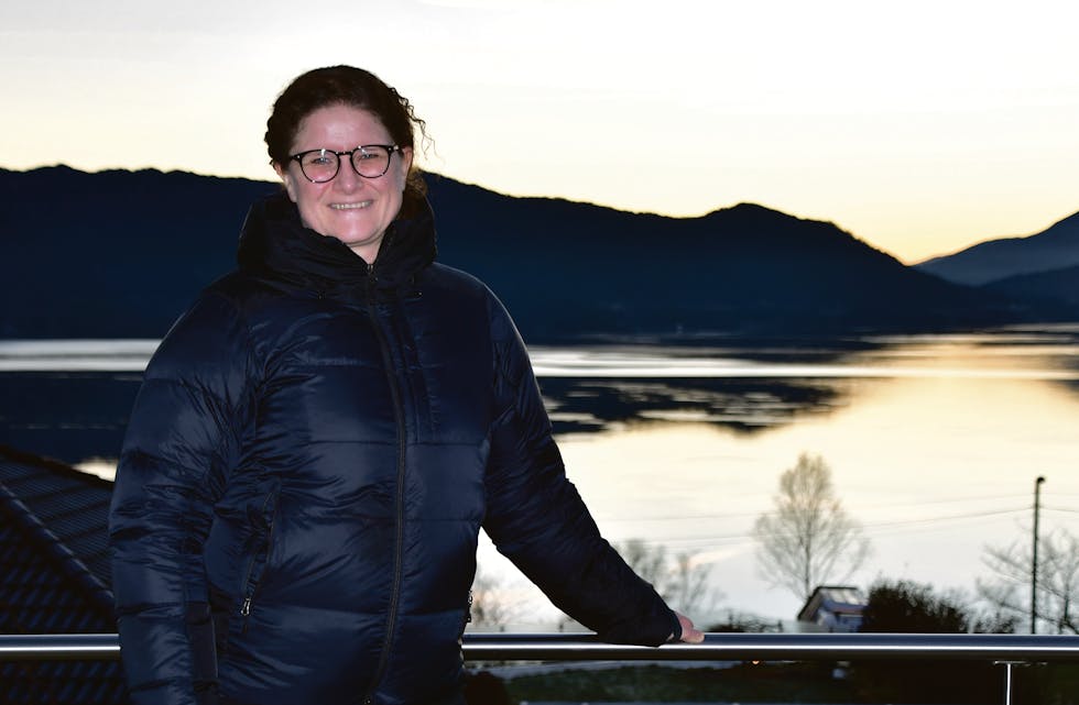 VAKKERT: Vibeke og familien har panoramautsikt over Samnangerfjorden frå huset sitt på Lønnebakken. For ei som er glad i naturen, passar det godt.