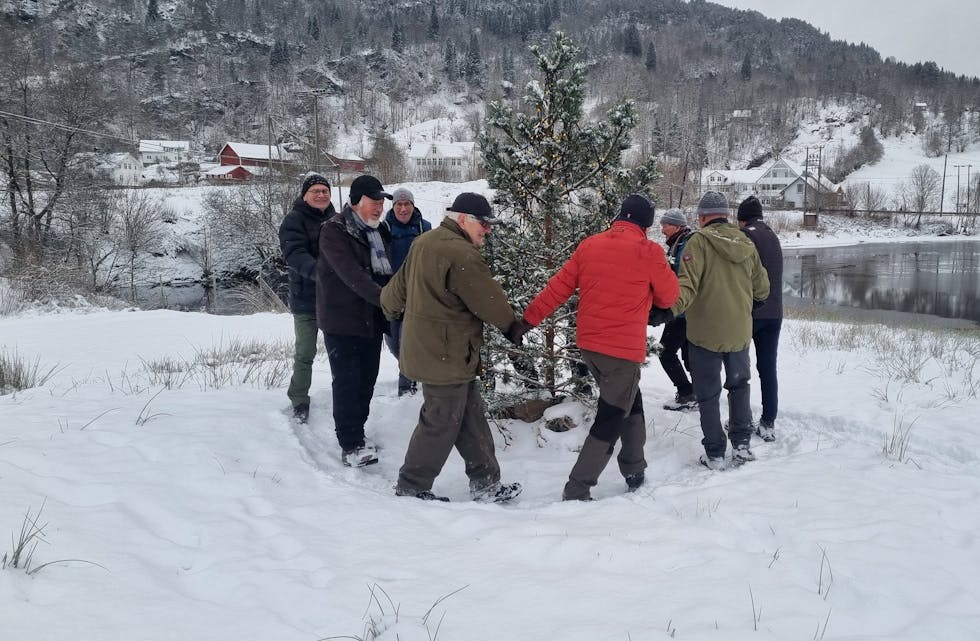 SÅ GÅR ME RUNDT: Karalaget starta det nye året med på gå rundt juletreet på Neset.