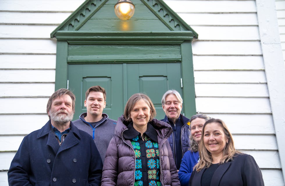 PÅ PLASS: Gjennom arbeidet som barne- og familieminister har Kjersti Toppe (Sp) ansvaret for tru og livssyn i regjeringa. Her er ho (i midten) saman med Øyvind Røen (Samnanger Sp), Magnus Erdal (leiar Samnanger Sp), ordførar Karl Kollbotn (FrP), tidlegare kyrkjeverje Britt Haukanes og noverande kyrkjeverje Berit Steensen.