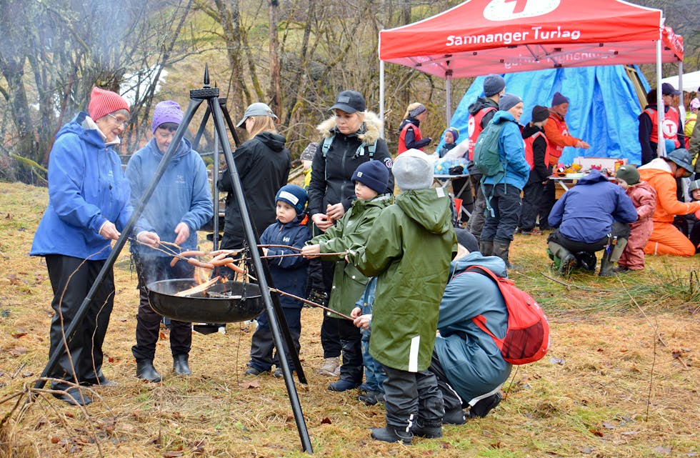 SVOLTNE FRILUFTSENTUSIASTAR: Arrangørane hadde fått sponsa pølser til alle deltakarane og lagt til rette for grilling over bålpannene.