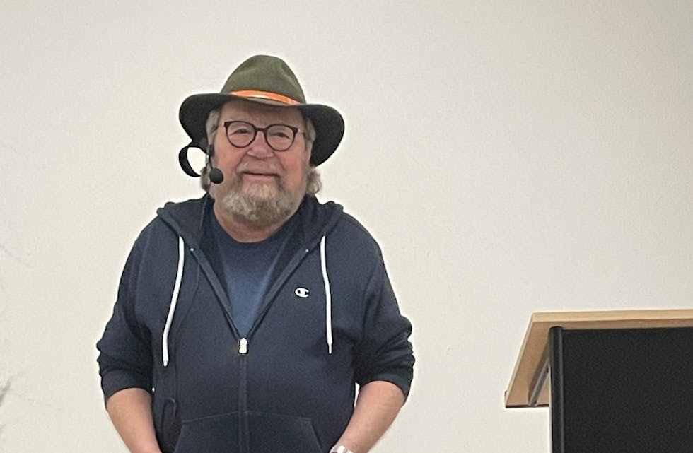FORTELJAREN. Stig Holmås hadde mange gode historier å formidla til samningane.