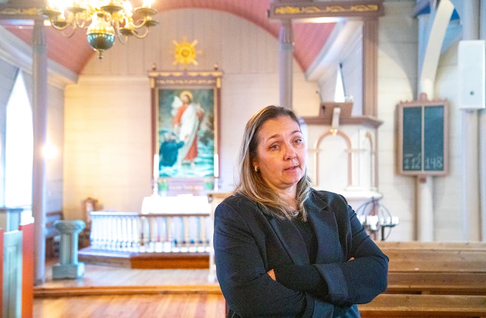 PÅ JAKT: Kyrkjeverje Berit Steensen er på leit etter ny, fast organist. No er prosessen blitt utsett til over sommaren.