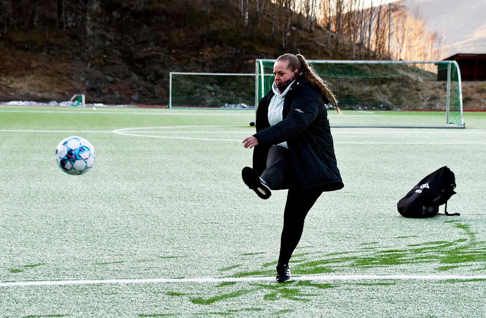 TRENAREN ER KLAR: Ingrid håpar på større interesse for damefotball i Samnanger. Sjølv stiller ho gjerne som trenar.