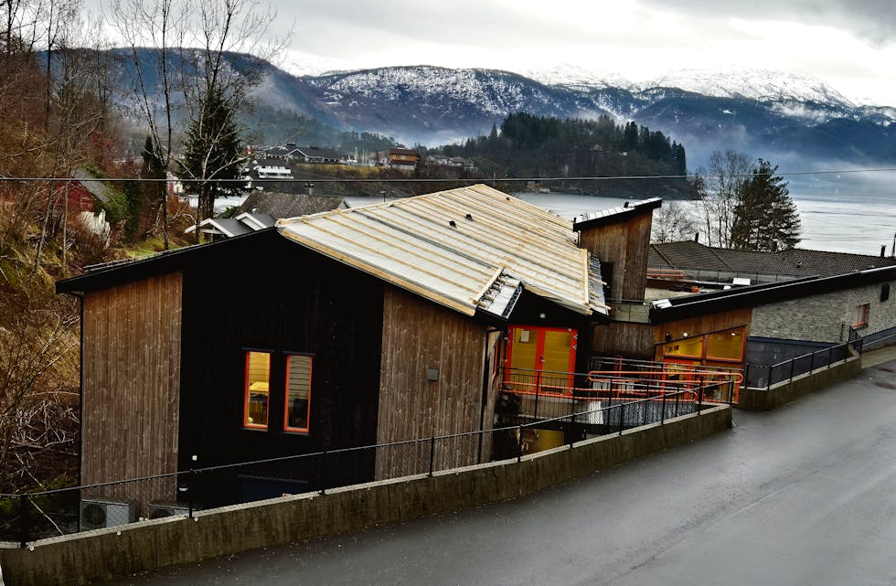 MÅ UTBETRAST: Det er lekkasje i taket på Skottabakken bufellesskap i Reistadliane. Bygget er knapt fem år gamalt.
