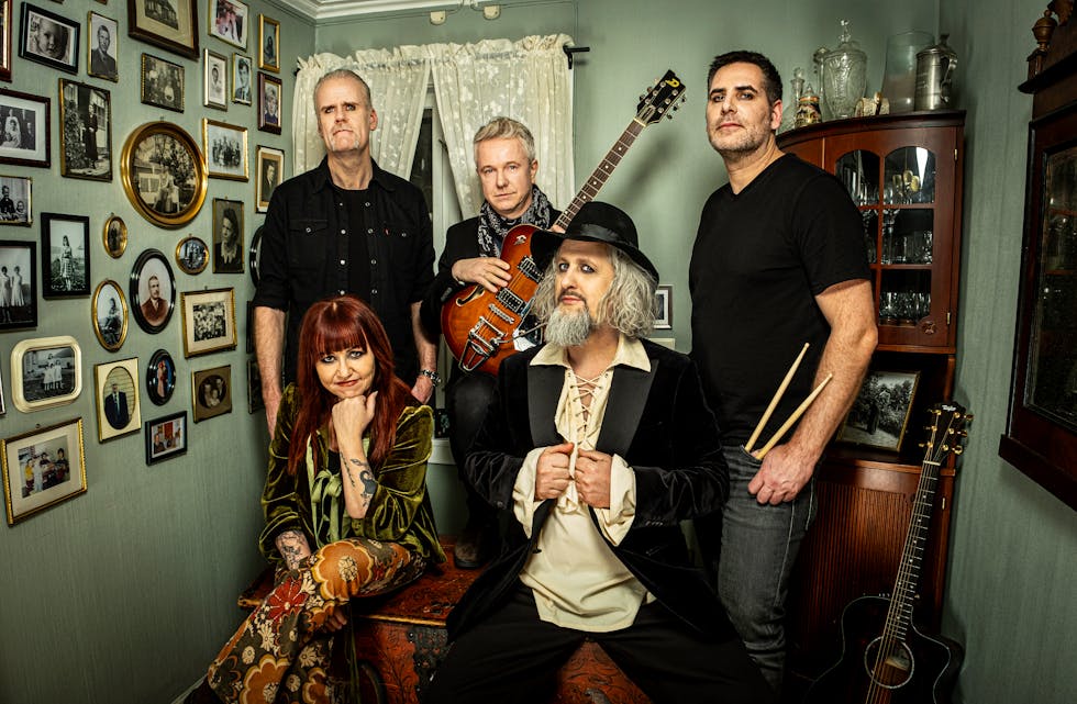 KVARTETTEN: Øvst frå venstre: Stig Terje Inderberg på bass og kor, Nils Stian Aasheim på gitar, diverse strenginstrument og andre tangentinstrument og Leiv-Rune Gully på trommer, perkusjon og kor. Nedst: Hilde Marie Bergersen Ådland på vokal, kor, melodica, piano og andre tangentinstrument og Thomas Warhuus Ådland på vokal og akustisk gitar.