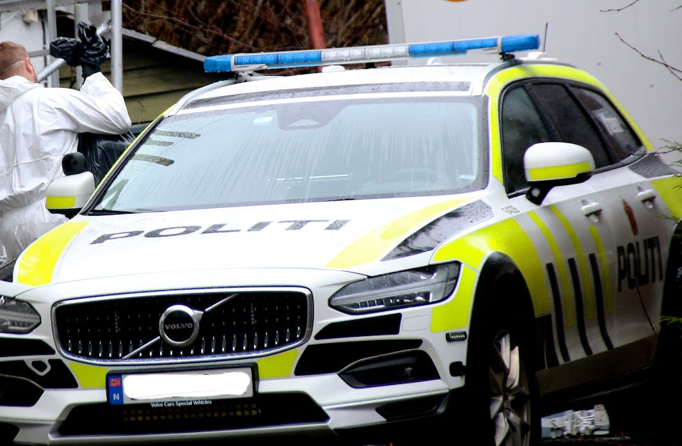 POLITIAKSJON: I februar var etterforskarar frå Kripos på plass og bar ut beslag frå dei to bustadhusa i Samnanger.