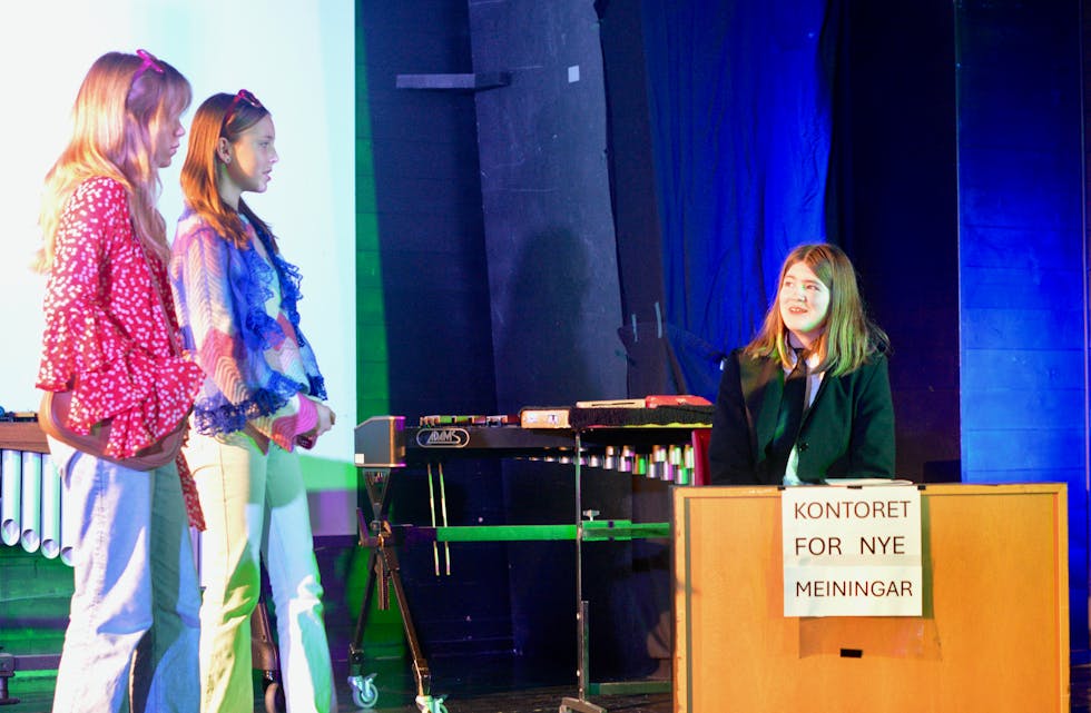 BEHOV FOR Å SKIFTA MEINING? Rina Utskot Steinsland bak skranken tilbaud nye meiningar til Sofie Langeland Skogheim og Tyra Kolvik Vaular (t.v.). Men spesielt billeg var det ikkje.