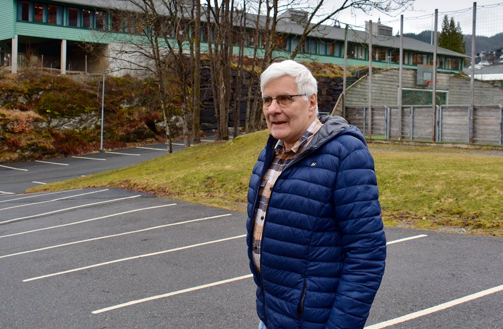 INGEN KAMP OM PLASSANE: Måndag føremiddag var parkeringsområdet på denne sida av skulen nesten tomt. Her bør det opnast for at fleire enn dei tilsette ved skule og barnehage kan stå, også på dagtid, meiner Dag Nydal.