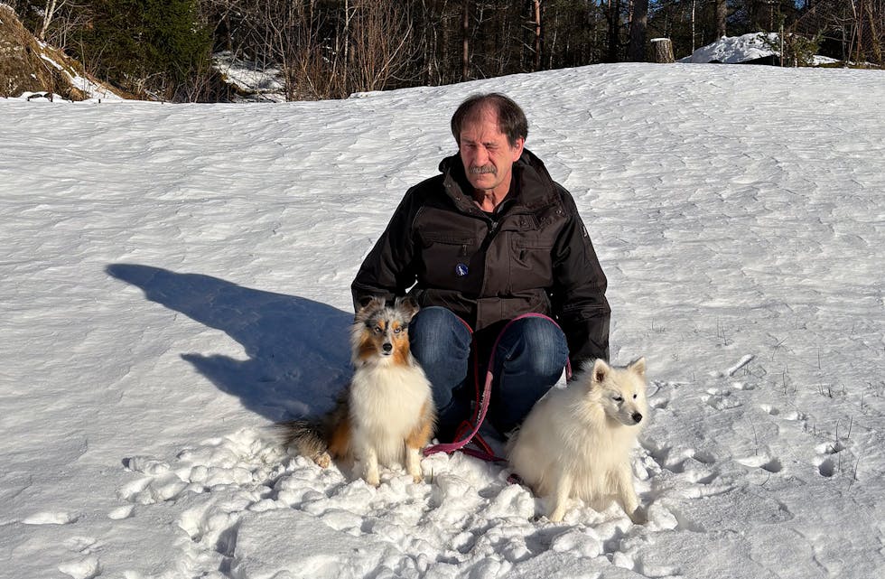 KJEKT MED HUND: Hundehald er ein hobby som gjev mykje glede både for Stig og kona Irene.