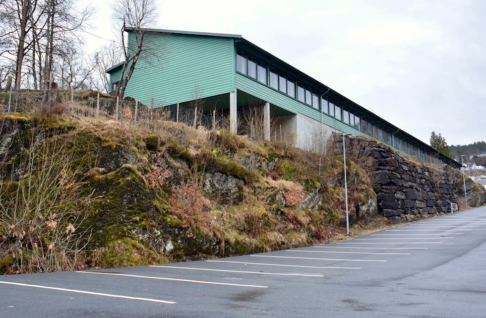 TOMME PLASSAR: Steinar som blir kasta frå uteområdet ved SFO og ned den bratte skråninga mot parkeringsplassen, kan gjera stor skade på parkerte bilar. Måndag føremiddag hadde ingen av dei tilsette valt å setja frå seg bilen her.