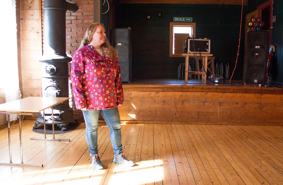 POSITIV TIL NORDBORG: Leiar i Nordbygda ungdomslag, Anita Langhelle, meiner det vil vera enklast å få til eit tilbod for ungdom i laget sitt minste forsamlingshus.