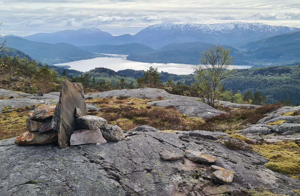HEILT TOPP: Samnanger turlag tipsar om turar som passar godt for barnefamiliar. Frå Totlandsfjellet kan du nyta denne utsikta i påska.