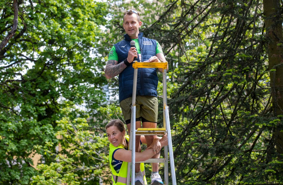 INSPIRATOREN: Frå denne gardintrappa heldt Håvard Tvedterås
appell for dei 2400 deltakarane frå
Norgesgruppen som skulle springa
Holmenkollstafetten på laurdag. Anne
Mette Sneve Passer sørgjer for at HMS-
reglane vert følgde.