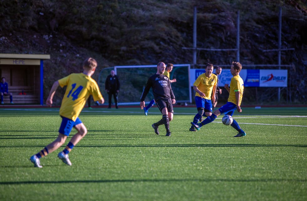 KJEMPA: Her spring Elias Eikeland (nummer 14). Han skåra Samnanger sitt einaste mål søndag.