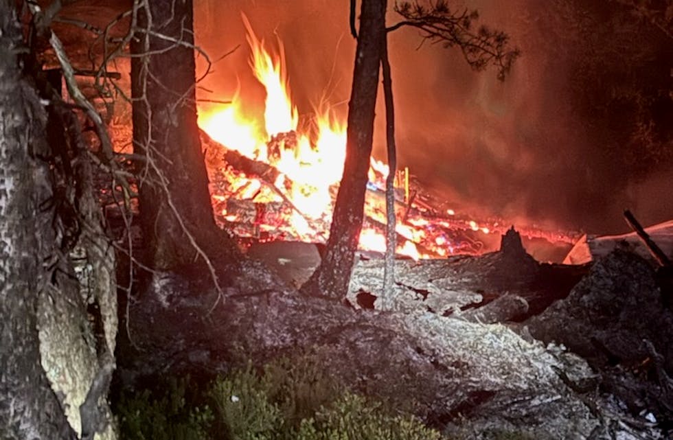 STORE FLAMMAR: Brannmannskap rykte ut frå både Samnanger og Fusa natt til tysdag.