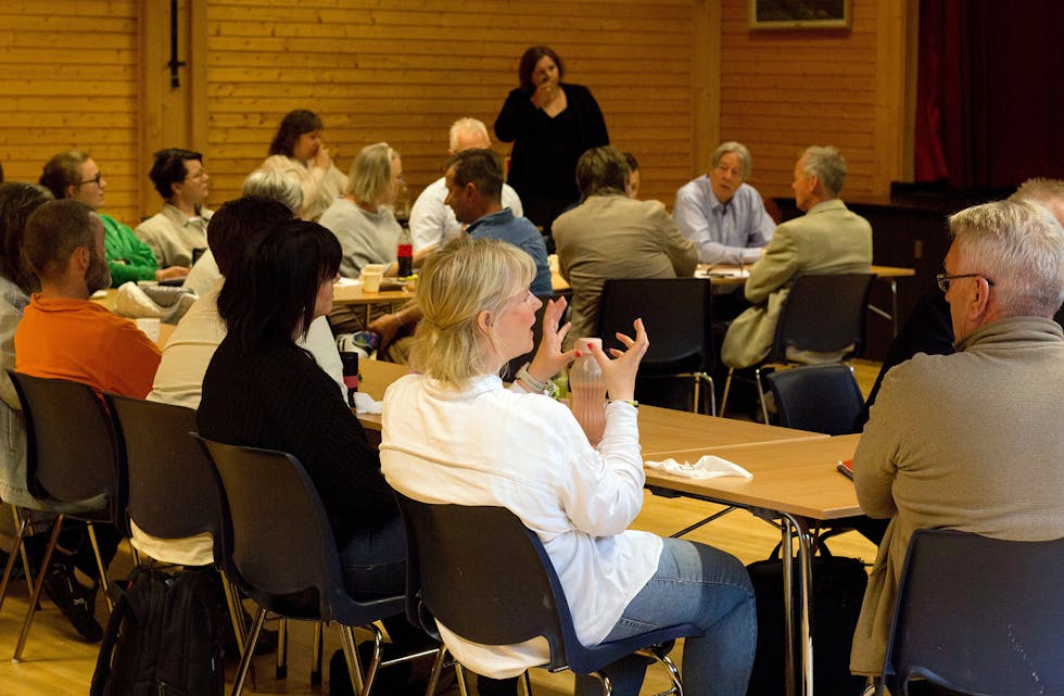 KOMMUNESTYRET MOT MOBBING: Mange av dei folkevalde møtte opp på fagdagen. Her diskuterer Camilla Stavnes Hisdal (MDG) og Audun Johannes Yndestad (Frp).