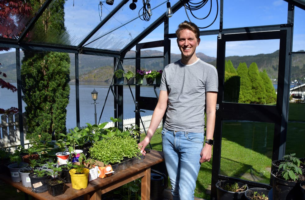 DRIVHUSDRØM: Stian og Bernt Ove har eit stort drivhus i hagen, fylt med mange sortar blomar og grønsaker.