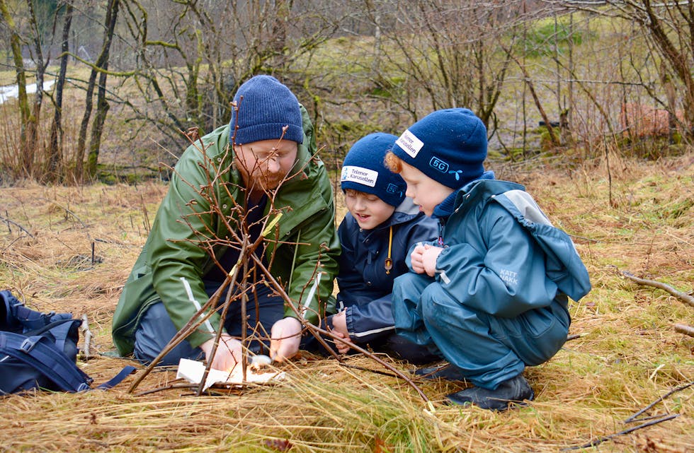 MARKERTE STARTEN PÅ FRILUFTSLIVETS ÅR:
Alf Henry Erstad og sønene Oskar (i midten) og Thomas Tømmerbakk Erstad var blant dei som prøvde seg på å laga bål under «Kom deg ut-dagen» i Nordvika
i januar.