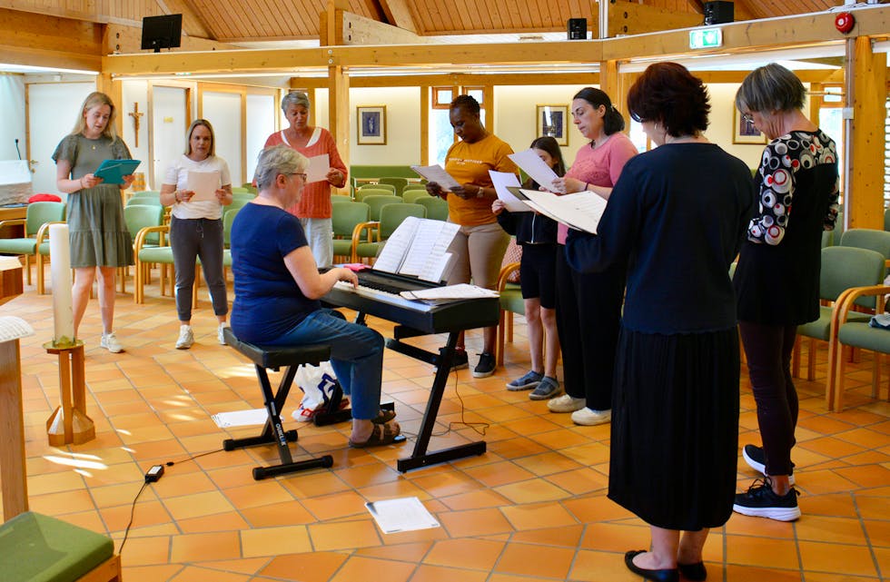 SAMSONG: Hilde M. Aarvik (ved pianoet) er leiar for det ferske koret. F.v: Cathrine Austrheim, Hanne Ulland Haukenes, Gudrun Johanne Ophaug, Melaine Georgette Esso, Sofija Antic, Irina Antic, Ragna Rykkje og Helene Schmidt.