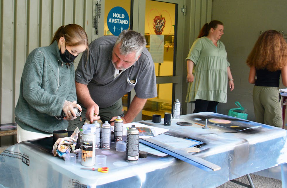 KREATIVE: Spraypaintingkurset Samnanger husflidslag arrangerte i fjor vår blei ein suksess. No har dei fått støtte til å dra i gang endå fleire aktivitetar for dei unge.