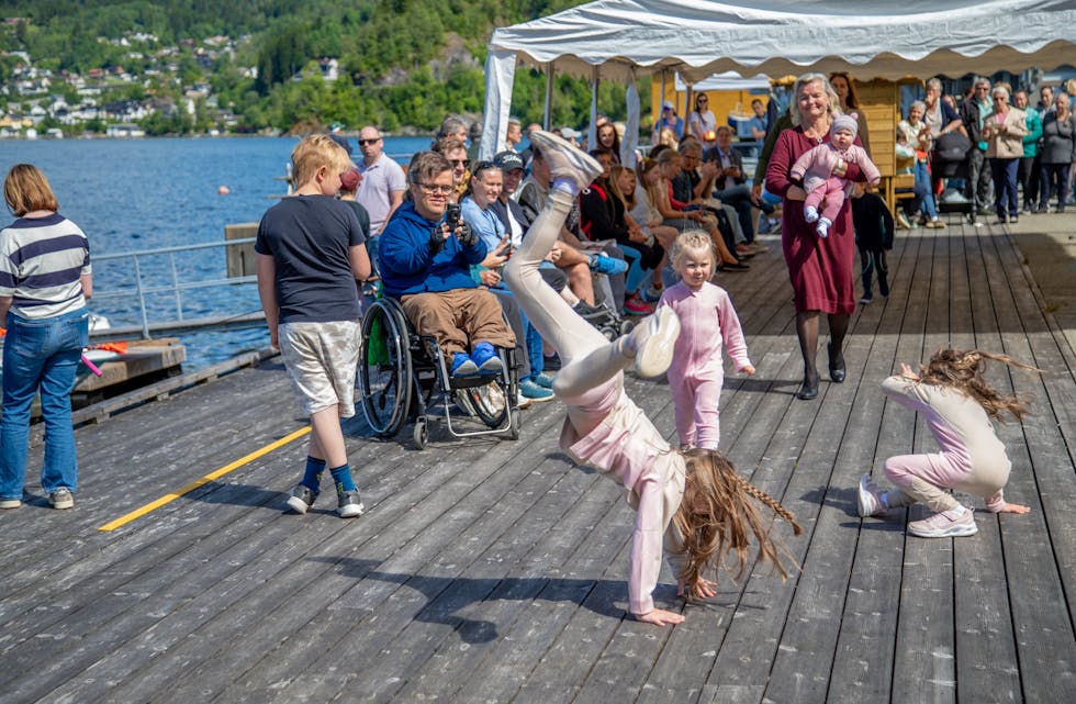 LIV OG RØRE: Laurdag blei Tyssedagen arrangert på kaien. Borna skapte glede under Safa sitt moteshow.