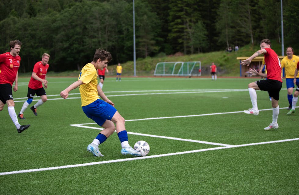 GÅR RETT VEG: Trenaren ser framgang og har tru på ein god haust. På biletet speler Aleksander Strøm og herrelaget til Samnanger sin siste heimekamp.
