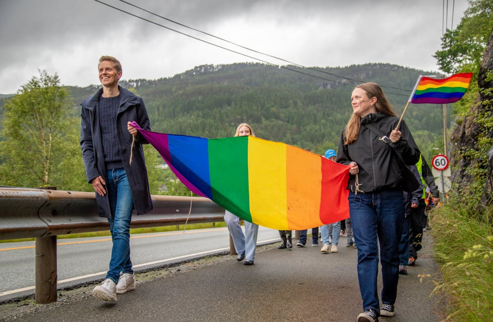 EIN PLASS FOR ALLE: For femte år på rad har Samnanger Pride fått samningane med seg på ein Pride-parade. Stian Kalleland og Ingeborg Aadland går fremst.