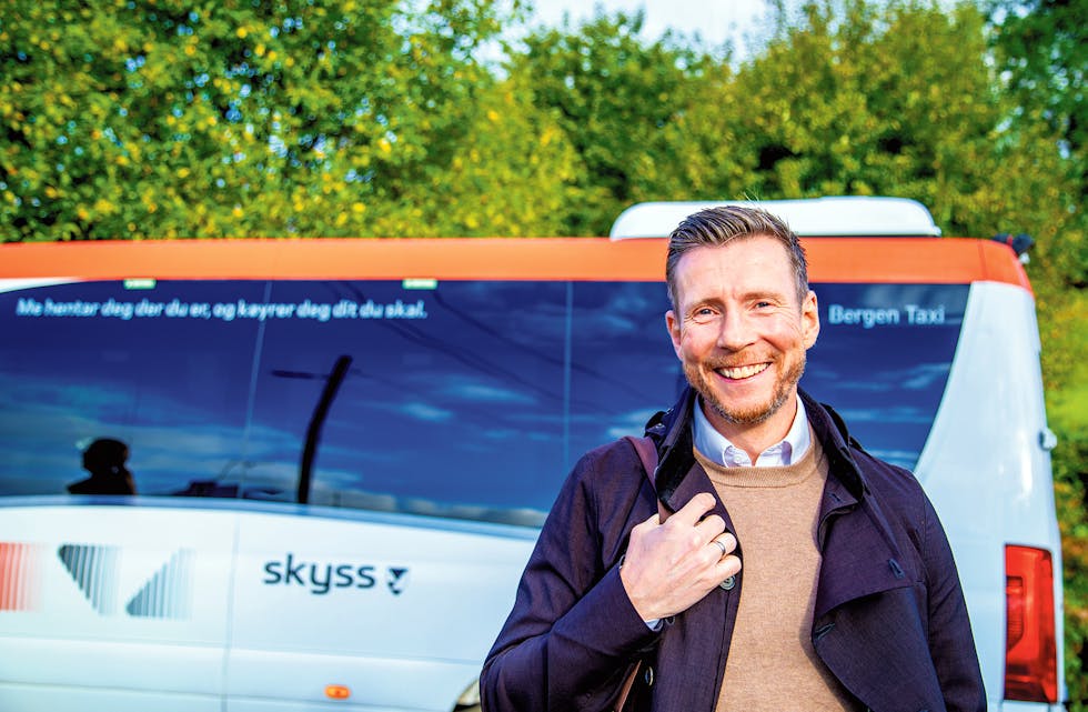 MEIR KAPASITET: Seniorrådgjevar for ny mobilitet i Skyss, Roy Gunnar Blommedal, fortel at den nye bestillingsbussen har meir å gå på. – Fleire må byrja å bruka ordninga, oppmodar han.