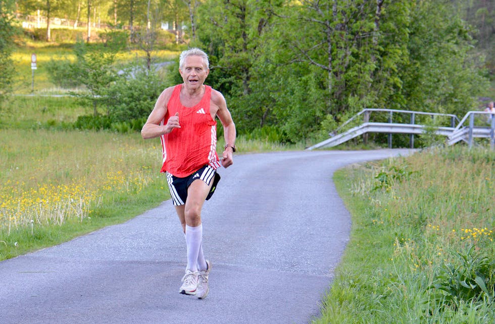 UTHALDANDE: Lars Olav Knutsen gjorde ein solid innsats i NM halvmaraton i Knarvik sist laurdag. Biletet er frå årets samnangermeisterskap i terrengløp i mai.