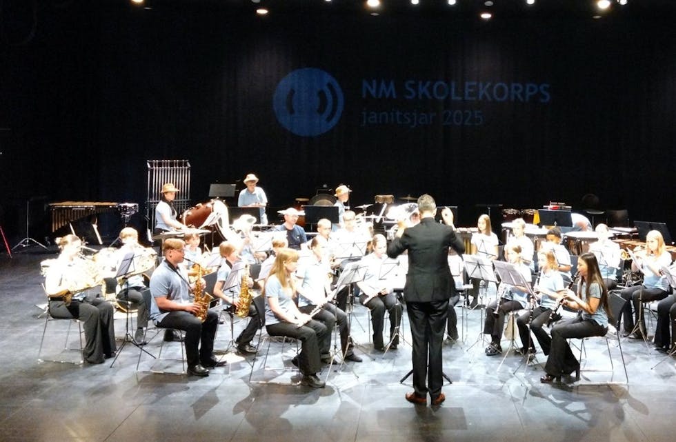 I AKSJON: Samnanger skulemusikklag på scena i Bølgen kulturhus i Larvik.