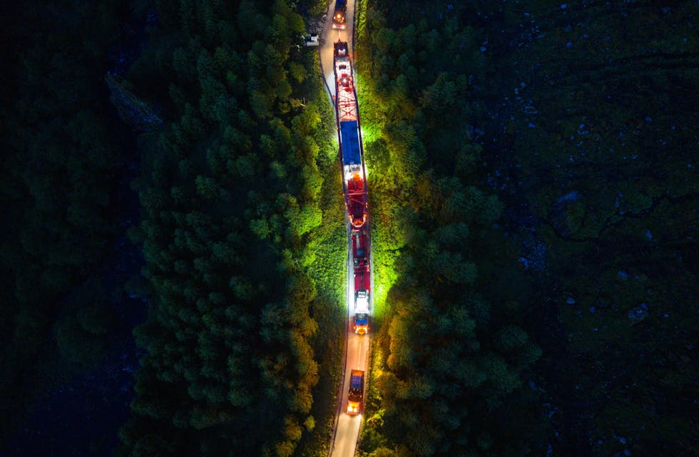 OPPLYST: Eit 75 meter langt reisefølge fann vegen opp til straumanlegget til Aker PB i Børdalen i natt.
