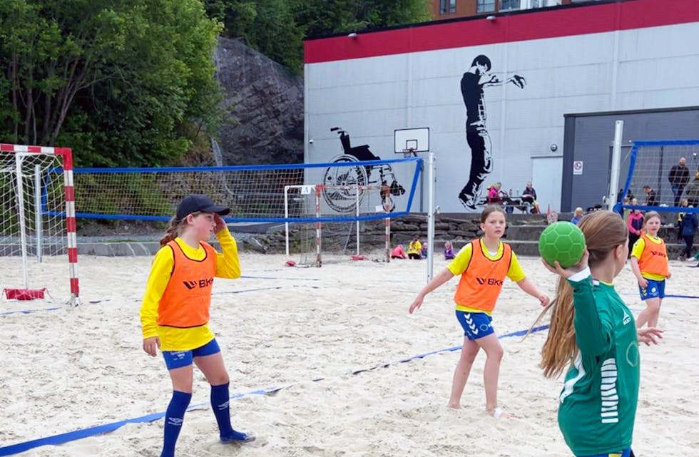 I AKSJON: I tillegg til selve spillet, måtte lagene konkurrere i krabbing, hinking og gjetting for å avgjøre hvem som skulle starte omgangene – til stor glede for både små og store.