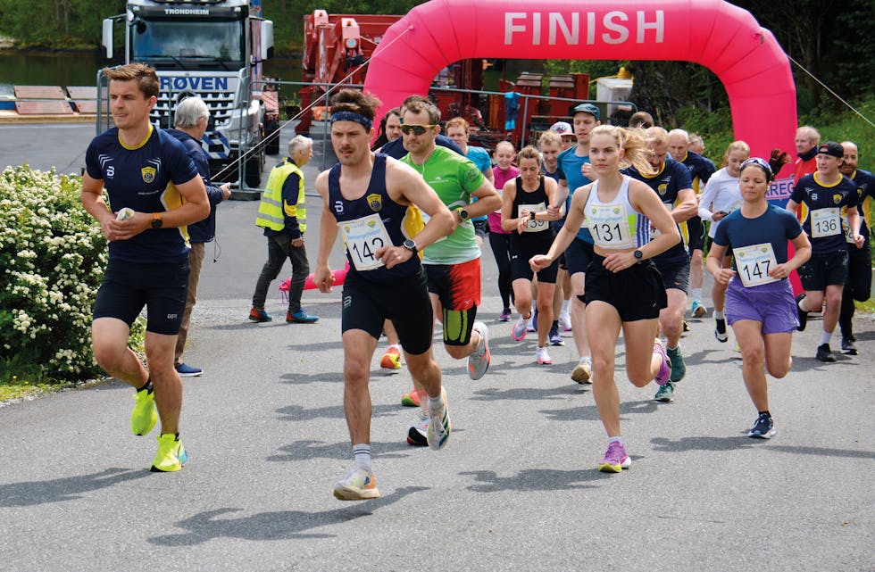 START VAKSNE: 22 kvinner og menn la ut på det ti kilometer lange konkurranseløpet, sjølve samnangermila.
