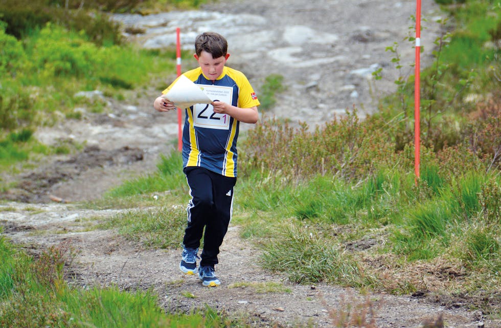 HIT ELLER DIT? Trygve Oma Høysæter vurderer kvar vegen skal gå vidare. Han sprang førsteetappen for Samanger sitt tredjelag.