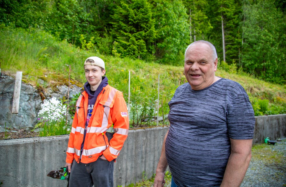 I ARBEID: Dennis Tvedterås (19) har alt klipt vekk småtre i den øvste delen av hagen. – Eg tenkte at det kunne vera greitt å hjelpa til, seier han. Rolf Holmefjord er nøgd med arbeidet