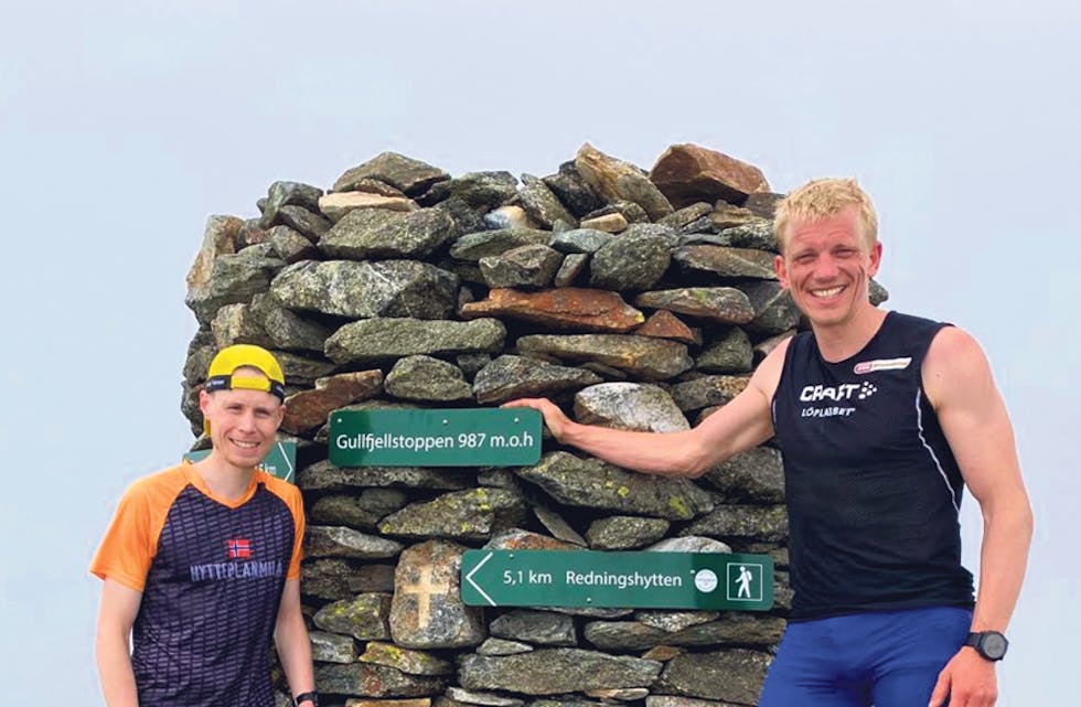 DRYGT LØP: Det er til tider bratt i løypa frå Gullbotn til Gullfjellet, men løpet vil til gjengjeld vera litt kortare enn andre motbakkeløp i Noreg, forklarar Joel Dyrhovden (t.h.). Her på toppen saman med treningskompis Andre Lenningsvik.