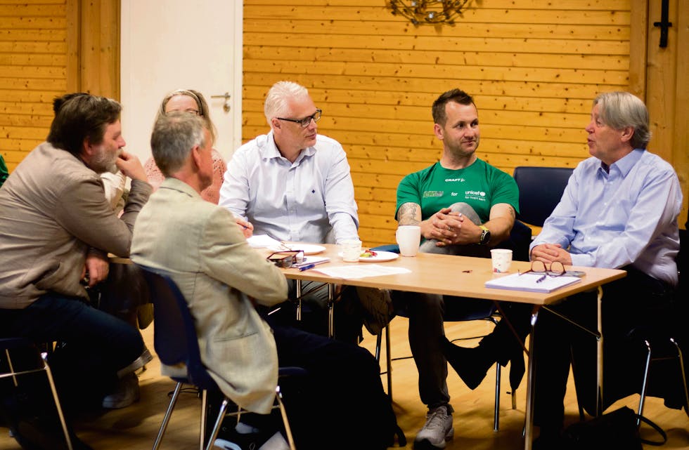 KRAFTTAK MOT MOBBING: Kommunestyret vart i mai invitert til ein fagdag om mobbing. Der fekk dei mellom anna presentert Omnimodellen, som Fauske kommune har hatt suksess med. F.v. Øyvind Røen (Sp), varaordførar Arild Røen (H), OHO-leiar Knut Harald Frøland (Bl), Håvard Tvedterås (Frp) og ordførar Karl Kollbotn (Frp) i samtale.