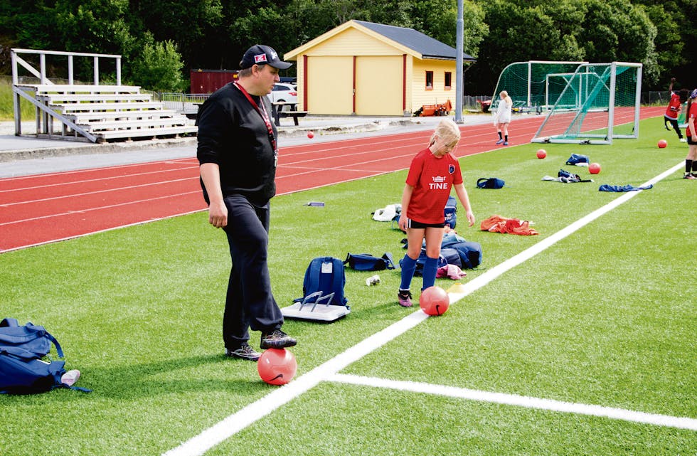 GOD ØVING: Ylva Jonathanson fekk trent skotfoten på fotballskulen førre veke. Her saman med Frode Vinje Våge, som hadde overordna ansvar for instruktørane.
