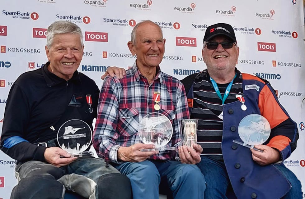 STERK INNSATS: Alf Høysæter (t.v.) frå Tysse skyttarlag gjorde ein solid innsats under Landsskyttarstemnet på Kongsberg førre veke.