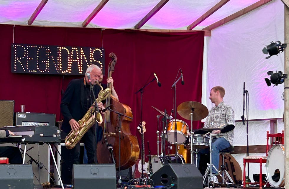 JAZZLEGENDE I KVITINGEN: John Pål Inderberg og saxofonen var mellom dei som gjesta scena på Regndans laurdag.
