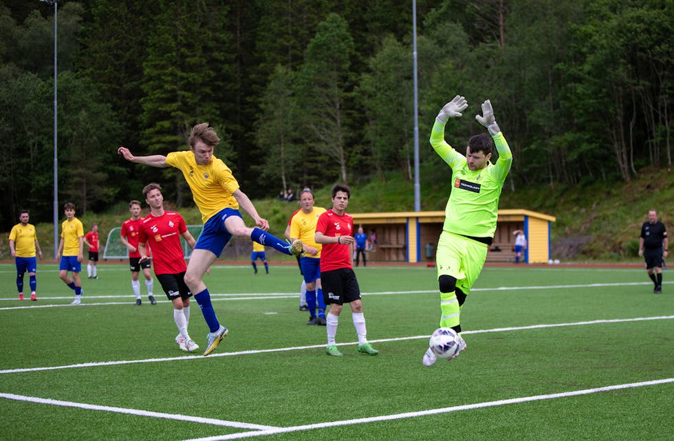 PÅ BALLEN: Søndag møter Samnanger sitt herrelag Nordre Holsnøy i Hagabotnane