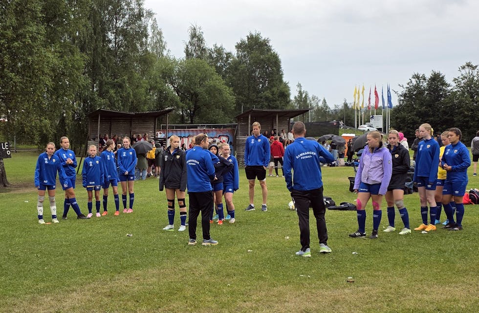 VIKTIG KAMP: Jentene førebur seg til åttandedelsfinale mot Valder IL.