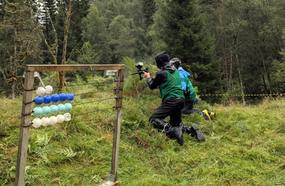 FOKUSERTE: Spelet er i full gang i skogen bak idrettsanlegget i Hagabotnane.