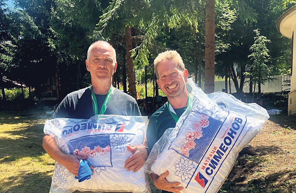 PUTENE «I BOKS»: Samningane Rune Erdal (t.v.) og Dag Terje Røen med premiane dei
fekk etter å ha delteke på orienteringscupen i Bulgaria.