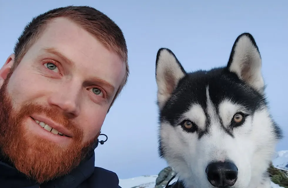 STERKT BAND: Heine Langeland og hunden Munter, som er oppkalla etter bestefaren sin hund. Munter går stort sett i band, med mindre dei besøkjer ein hundepark eller er inne i ein inngjerda hage.
